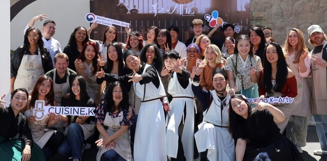 4일 미국 LA에서 열린 CJ제일제당 ‘K-쿠킹 클래스 바이 퀴진케이’ 참가자들이 단체 사진을 찍고 있다. [CJ제일제당 제공]