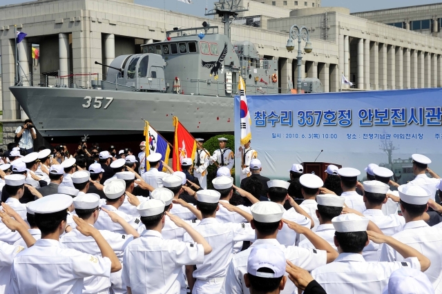 2010년 6월 3일 오전 서울 용산 전쟁기념관 야외전시관에서 김태영 국방부자관, 김성찬 해군참모총장, 역대 해군총장, 참수리 357호정 승조원 및 유가족등 200여명이 참석해 ‘제2연평해전 참전 참수리 367호정 안보전시관’ 개관식을 가지고 있다. 박해묵 기자