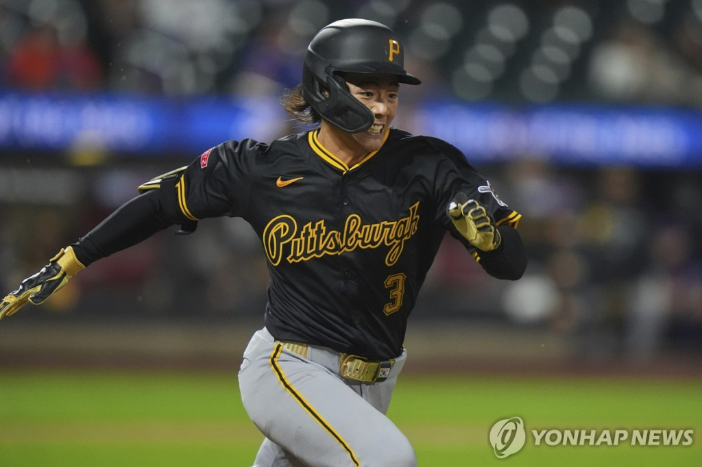 기습 번트 후 질주하는 배지환 [AP=연합]