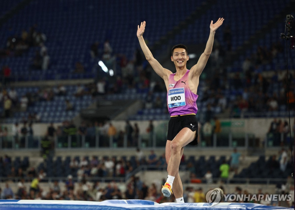 우상혁이 6일(현지시간) 이탈리아 로마에서 열린 2025 세계육상연맹 로마 다이아몬드리그에서 우승을 확정한 뒤 기뻐하고 있다.(로마 AP=연합) 