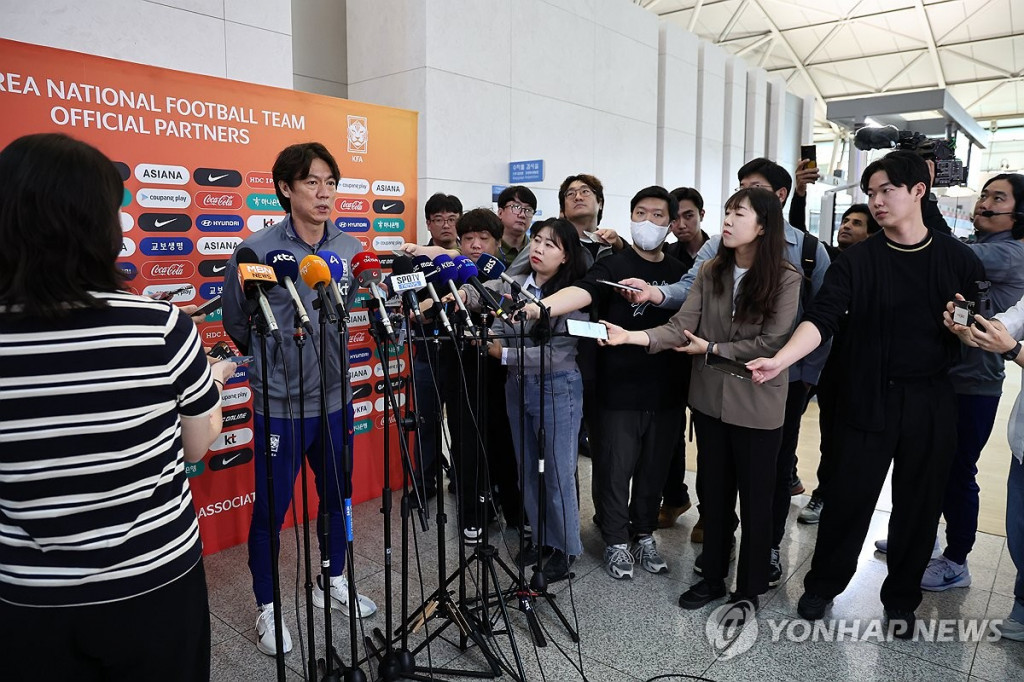  홍명보 대한민국 축구대표팀 감독이 2일 인천국제공항 제1터미널을 통해 이라크로 출국하기에 앞서 인터뷰하고 있다. (연합)