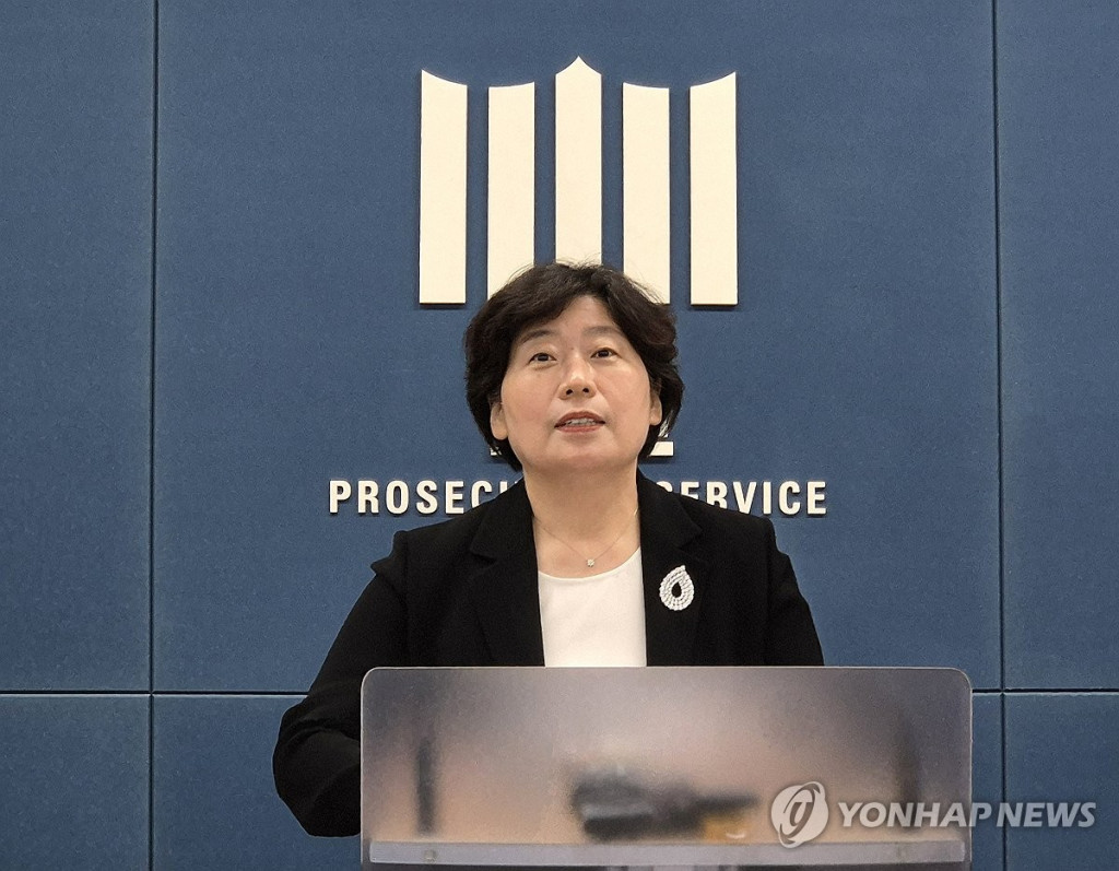 '12·3 비상계엄 사건'을 수사하는 조은석 내란 특검팀의 박지영 특검보가 24일 서울 서초구 서울고등검찰청 기자실에서 윤석열 전 대통령에 대해 특수공무집행방해 혐의 등으로 체포영장을 전격 청구했다는 내용을 브리핑하고 있다.(연합)