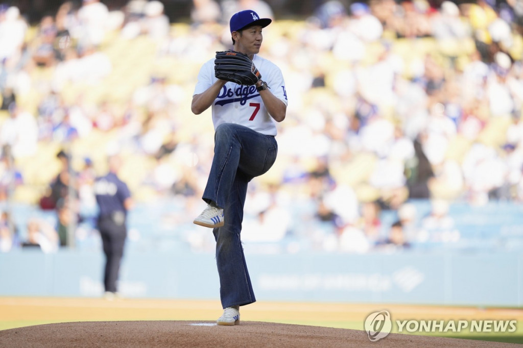 손흥민이 27일(현지시간 다저스타디움 마운드에서 시구를 하기 위해 세트 포지션 자세를 취하고 있다.[AP=연합] 