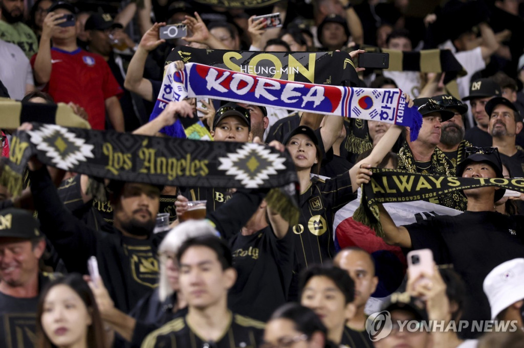 LAFC 홈경기에서 손흥민 응원하는 팬들[AP=연합]
