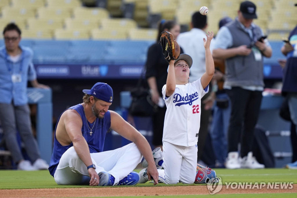 로스앤젤레스 다저스 클레이턴 커쇼(왼쪽)가 18일(미국시간) 미국 캘리포니아주 로스앤젤레스 다저스타디움에서 아들과 시간을 보내고 있다.(AP=연합) 