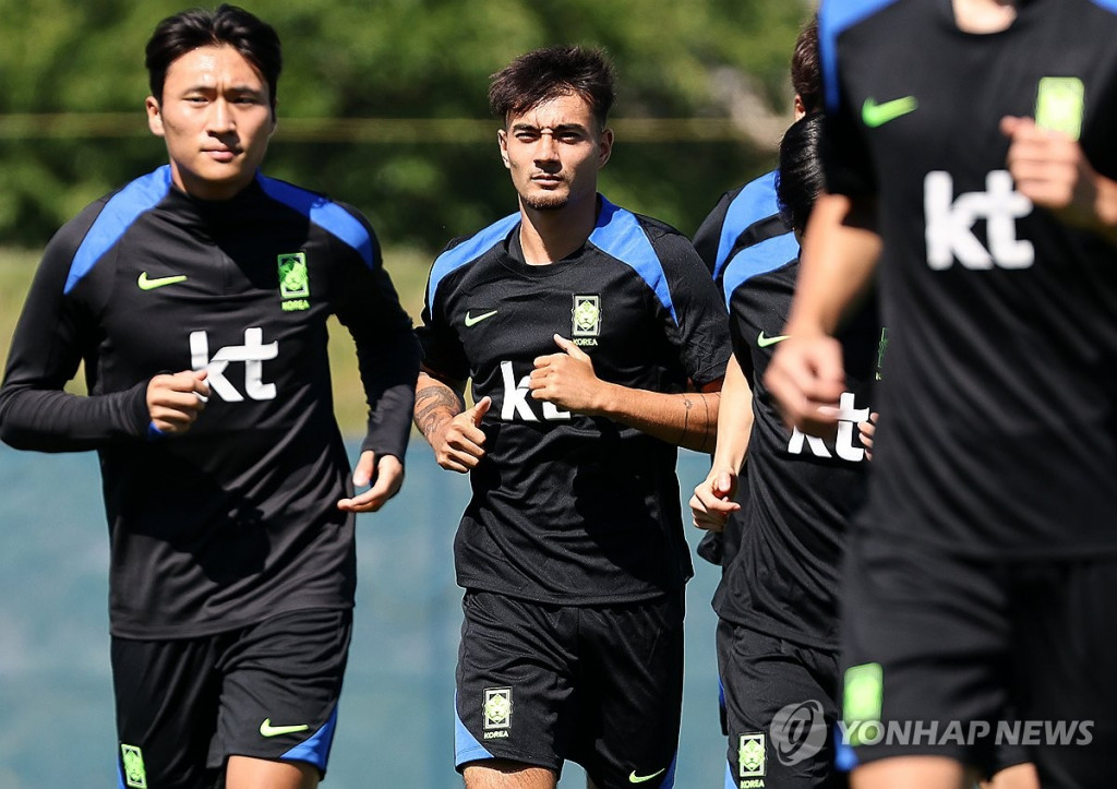 3일(현지시간) 미국 뉴욕주 아이칸 스타디움에서 진행된 한국 축구 대표팀 훈련에서 옌스 카스트로프가 몸을 풀고 있다. (뉴욕=연합)