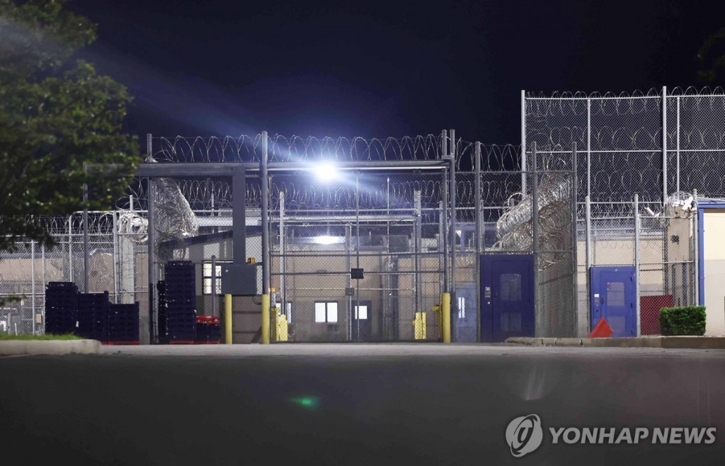  10일(현지시간) 미국 당국의 이민단속으로 체포된 현대차-LG엔솔 배터리공장 건설 현장 직원들이 수감돼 있는 조지아주 포크스턴의 이민세관단속국(ICE) 구금시설. (포크스턴[미국 조지아주]=연합) 