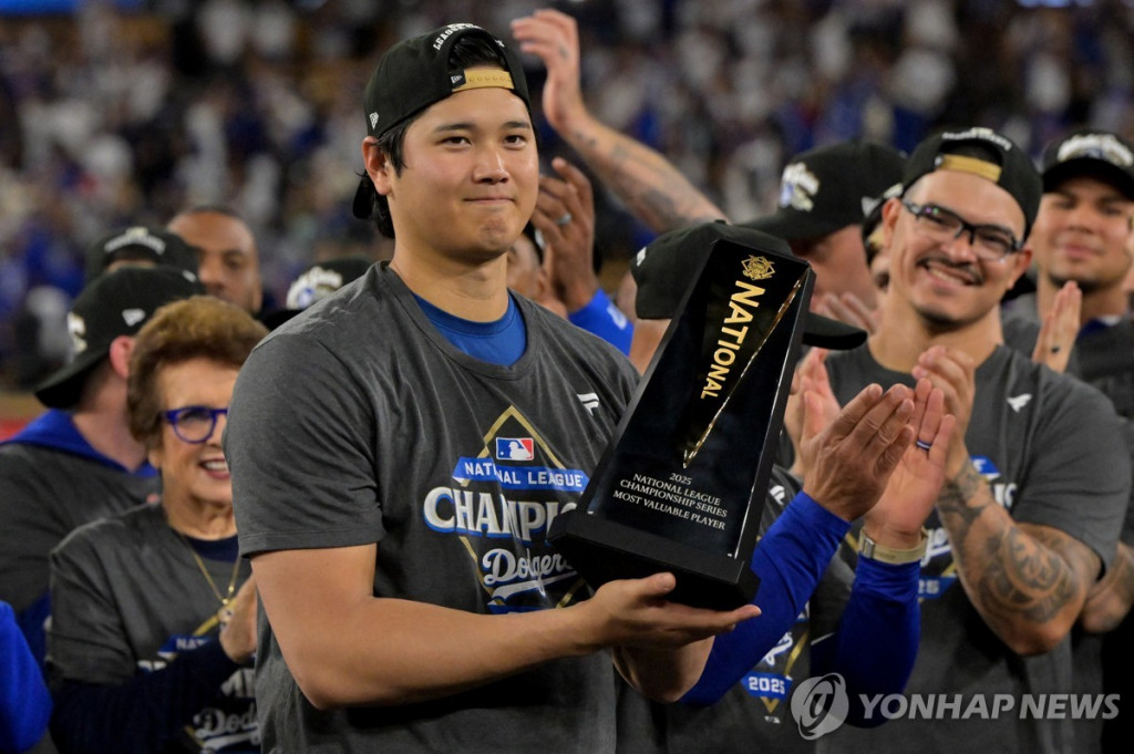 NLCS MVP 트로피를 품은 오타니 쇼헤이[Imagn Images=연합]
