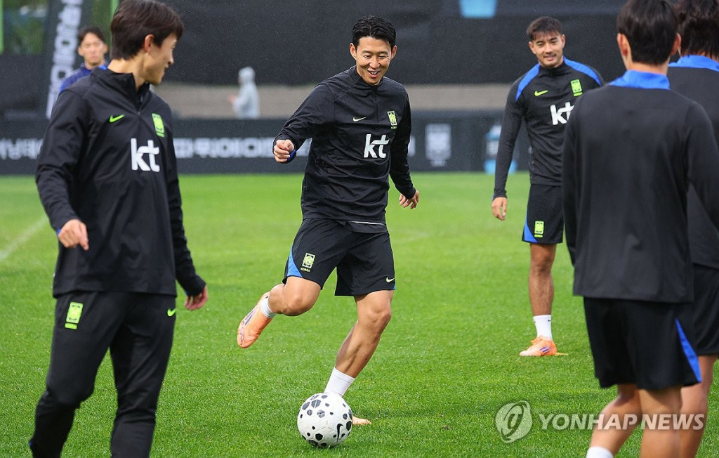 LAFC의 MLS경기를 마치고 7일 새벽 한국에 도착한 손흥민이 고양종합운동장 보조구장에서 열린 축구 대표팀 오픈 트레이닝에서 볼 터치하며 가볍게 몸을 풀고 있다.훈련하고 있다.(연합)