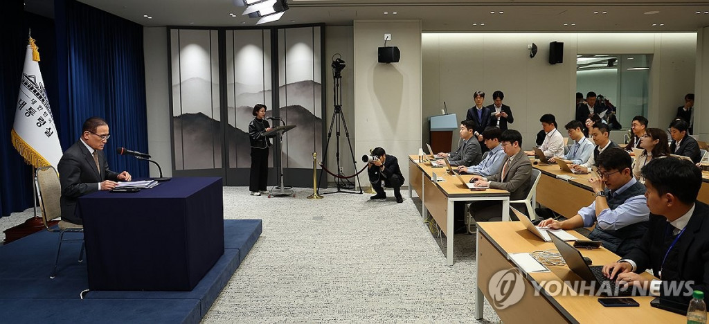 24일 용산 대통령실 브리핑룸에서 위성락 국가안보실장이 이재명 대통령 아세안 순방 및 APEC 정상회의 일정 관련 브리핑을 하고 있다.(연합)