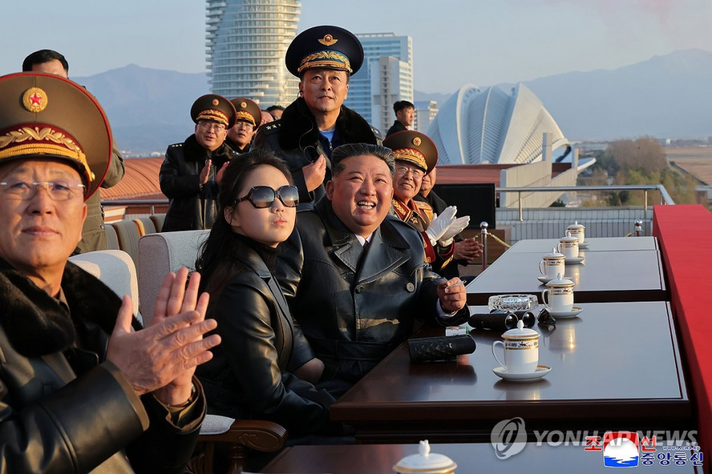  김정은 국무위원장이 딸 주애와 함께 지난 28일 제2공군사단 59길영조영웅연대 갈마비행장에서 북한 공군 창설 80주년 기념행사에 참석해 장병들을 치하하고 항공절 기념 공군 시위비행 및 기념보고대회와 기념공연을 관람했다고 조선중앙통신이 30일 보도했다.(평양 조선중앙통신=연합)
